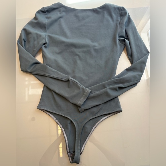 Aritzia Gray Fitted Plunging V-neck Stretchy Long Sleeve Bodysuit size Small - Picture 10 of 10